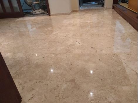 Polimento de mármore travertino 