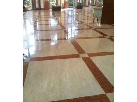 Polimento de mármore nos jardins 