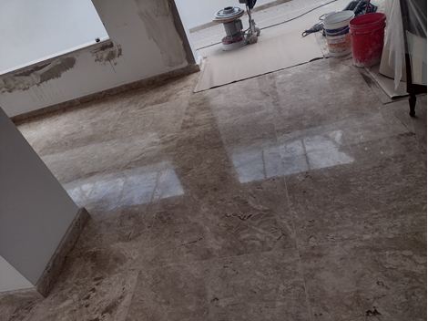 Polimento de mármore travertino 