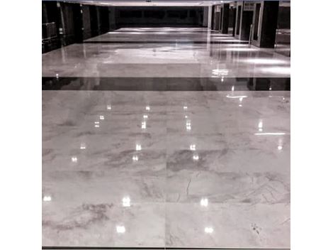 Polimento de mármore Carrara 